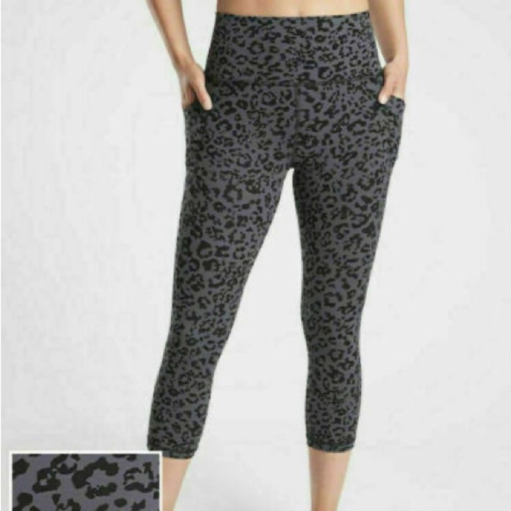 ATHLETA medium Salutation Stash Pocket II Capri Leopard